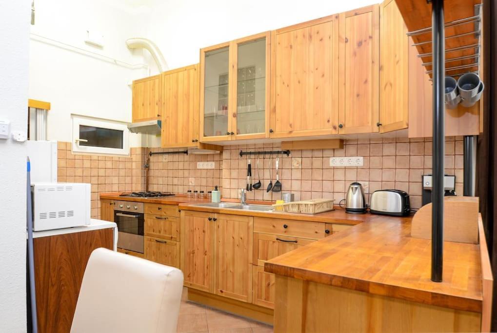 Apartamento Famous Kiraly Street At Large 3br 10ppl @ *