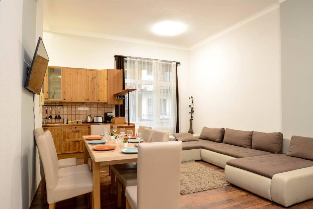 Apartamento Famous Kiraly Street At Large 3br 10ppl @ Budapest