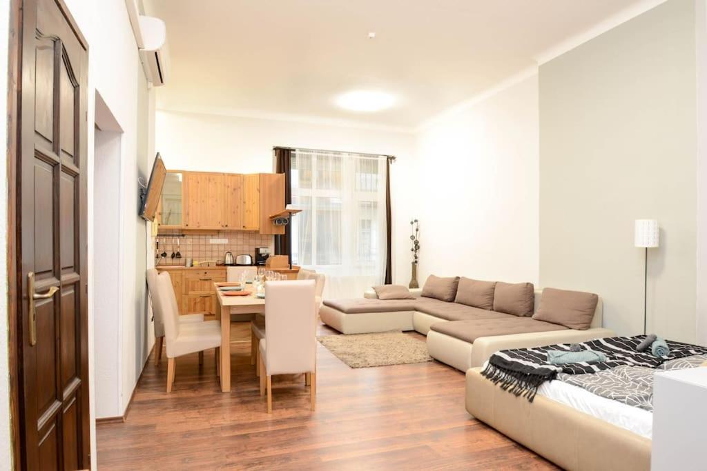 Famous Kiraly Street At Large 3br 10ppl @ * Budapesta