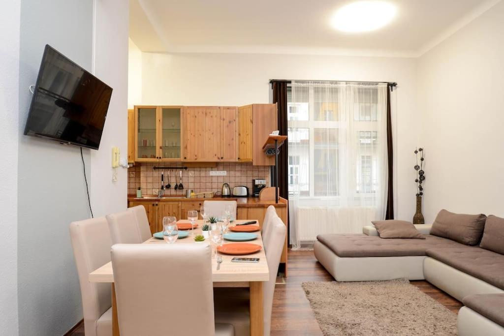 Famous Kiraly Street At Large 3br 10ppl @ Apartamento *