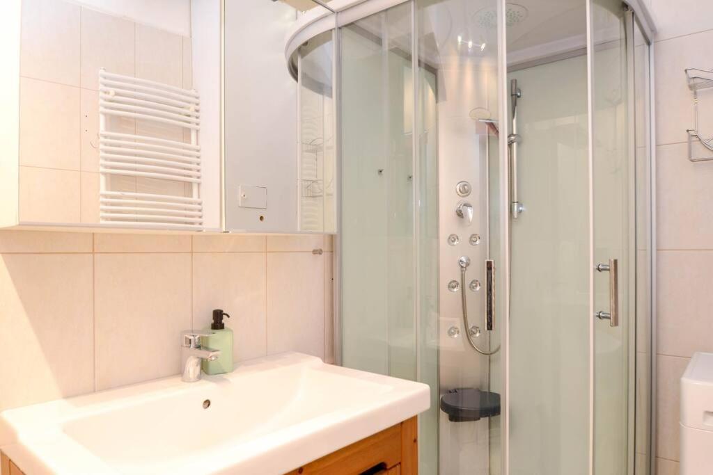 Famous Kiraly Street At Large 3br 10ppl @ Apartamento Budapest