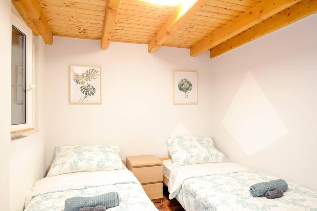 Famous Kiraly Street At Large 3br 10ppl @ Apartamento Budapest
