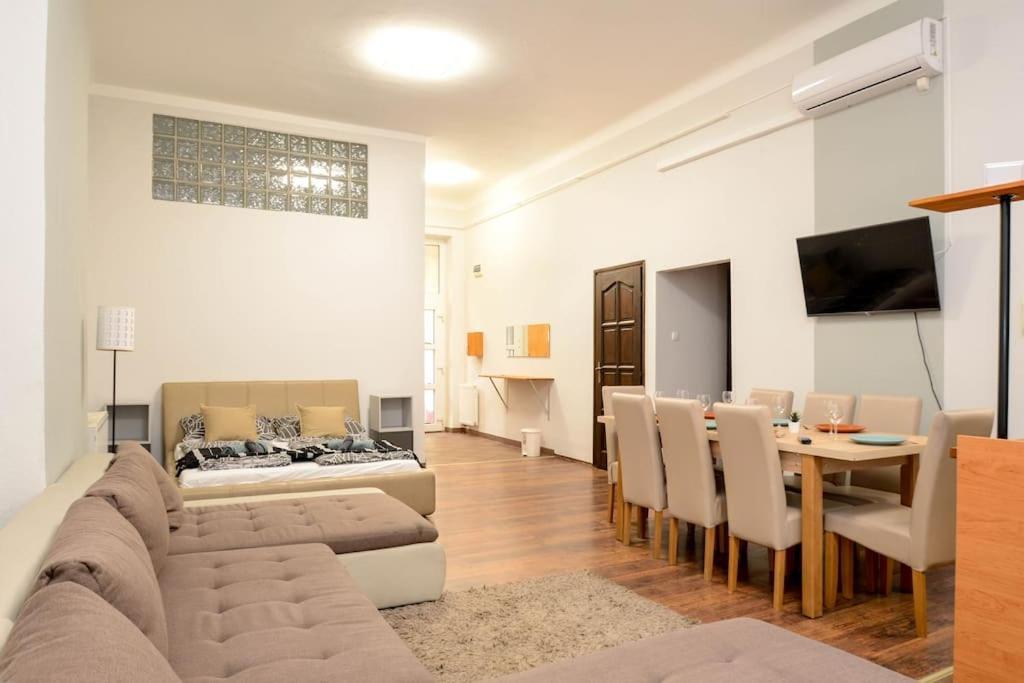 Famous Kiraly Street At Large 3br 10ppl @ Apartamento