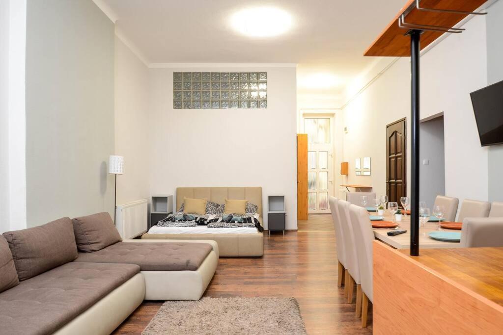 Apartamento Famous Kiraly Street At Large 3br 10ppl @